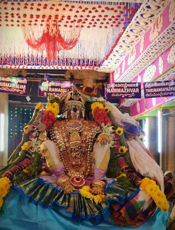 Srirangam Ranganathar temple Namperumal Kaithala sevai festival Srirangam Ranganathar temple Namperumal Kaithala sevai festival