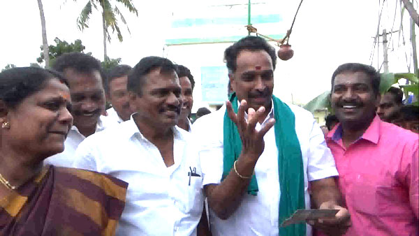 Minister MR Vijayabaskar drove the chariot in karur Minister MR Vijayabaskar drove the chariot in karur