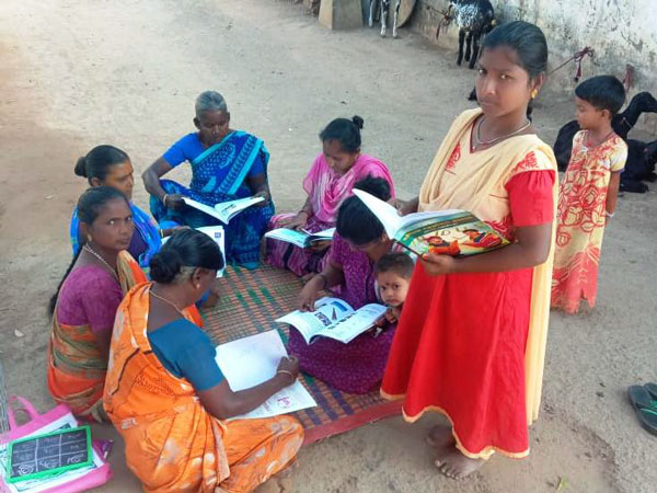 கையை பிடித்து பாடம் சொல்லி கொடுக்கிறார்