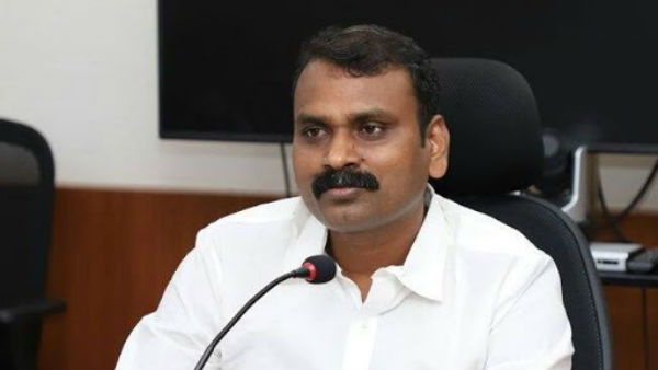 பிரதமர் மோடி படத்துடன் திரண்ட மக்கள்