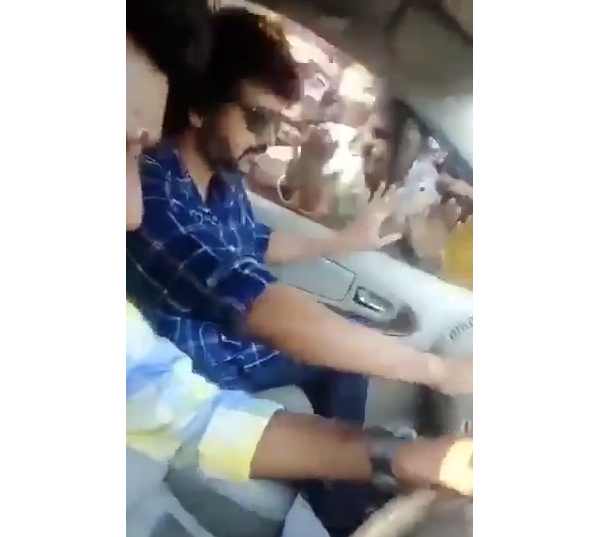 ரசிகர்கள் ஆரவாரம்