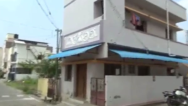 100 ரூபாய்
