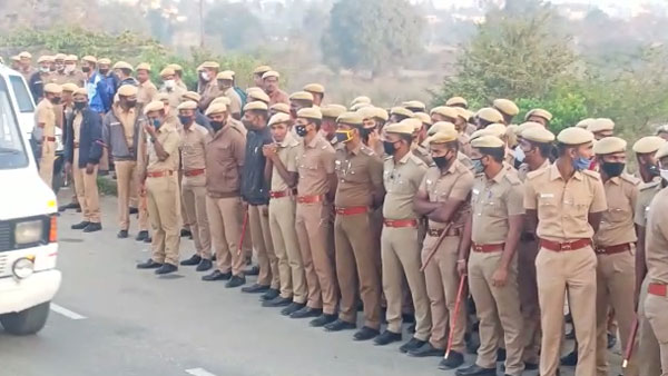 Heavy Police force gathered in Zuzuwadi check post Heavy Police force gathered in Zuzuwadi check post