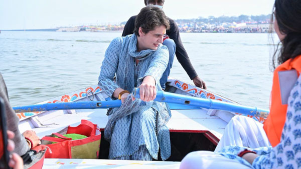 Mauni Amavasya 2021: Priyanka Gandhi takes holy dip at Tiruveni Sangam in Prayagraj Mauni Amavasya 2021: Priyanka Gandhi takes holy dip at Tiruveni Sangam in Prayagraj