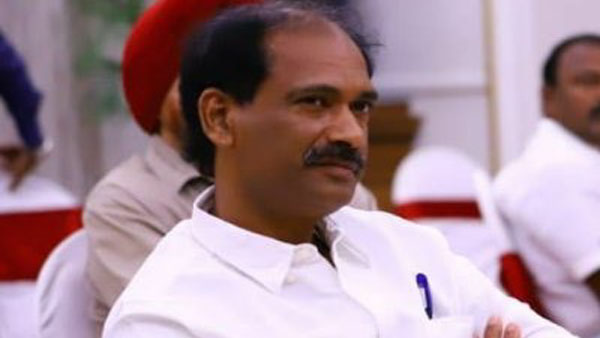 மக்களை முட்டாளாக்கி வருகிறார்