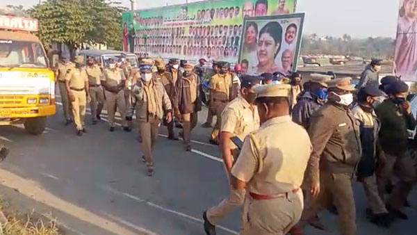 Heavy Police force gathered in Zuzuwadi check post Heavy Police force gathered in Zuzuwadi check post