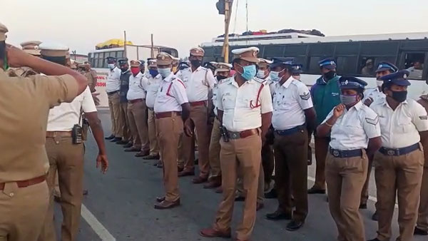 Heavy Police force gathered in Zuzuwadi check post Heavy Police force gathered in Zuzuwadi check post