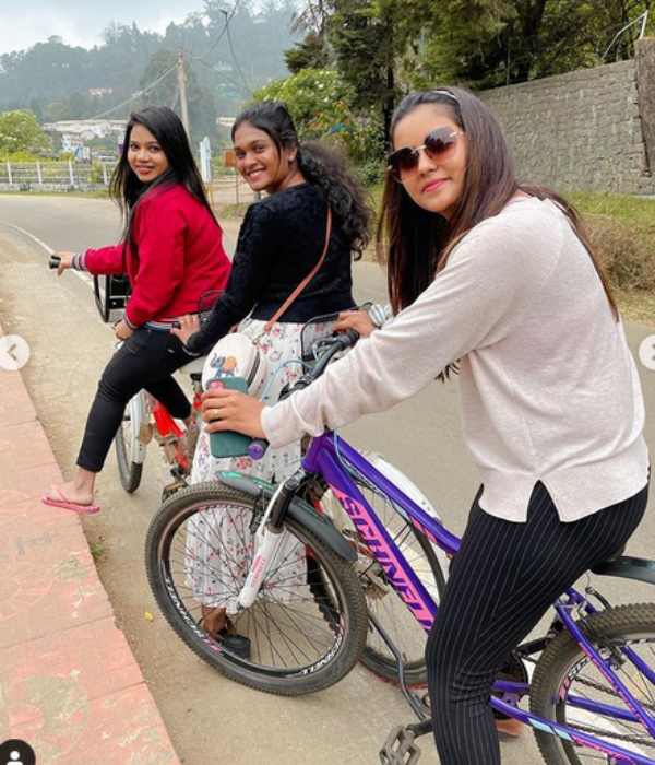 தோழிகளுடன் சைக்கிள் சவாரி