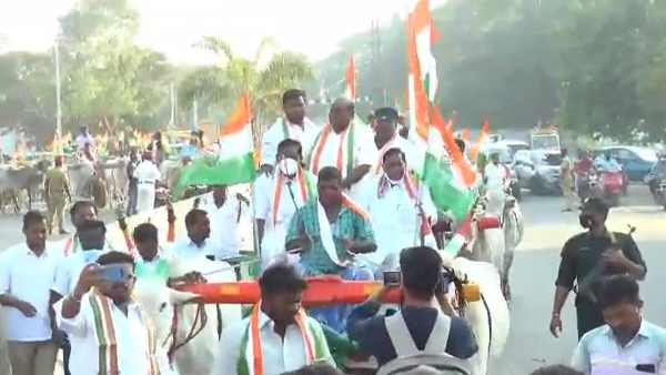 Protest against BJP government... Puducherry Chief Minister Narayanasamy who drove a Bullock cart Protest against BJP government... Puducherry Chief Minister Narayanasamy who drove a Bullock cart