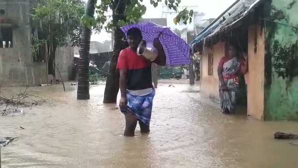 வீடுகளுக்குள் புகுந்த வெள்ளநீர்