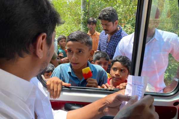 A boy petitioned Udayanidhi Stalin while eating stick ice A boy petitioned Udayanidhi Stalin while eating stick ice
