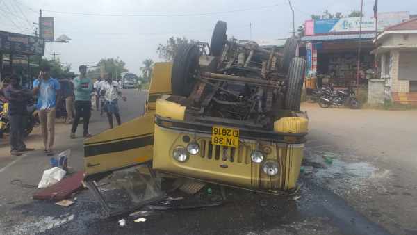 Van going to ADMK campaign meeting met with accident, 23 injured Van going to ADMK campaign meeting met with accident, 23 injured