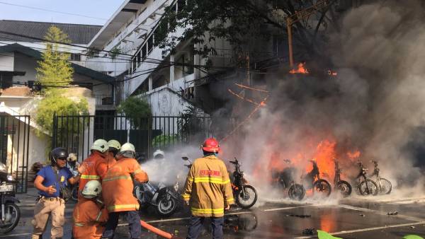 2 suicide bombers target Mass at Indonesia church several wounded 2 suicide bombers target Mass at Indonesia church several wounded