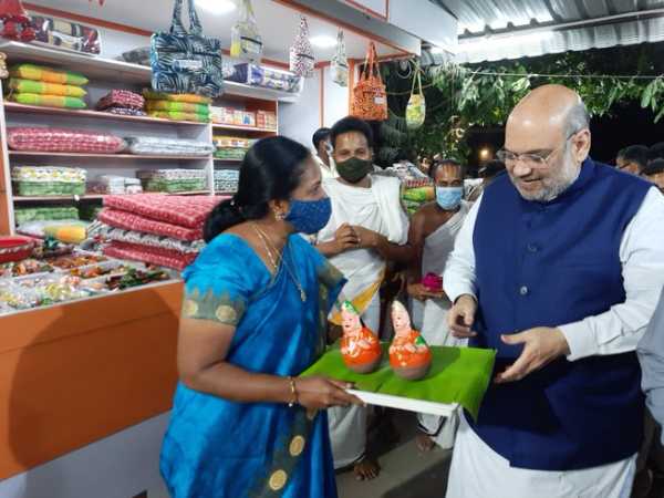 BJP Vanathi Srinivasan presented the Special Gift to Amit Shah BJP Vanathi Srinivasan presented the Special Gift to Amit Shah