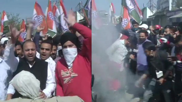 Congress workers burn Ghulam Nabi Azads effigy in Jammu Congress workers burn Ghulam Nabi Azads effigy in Jammu