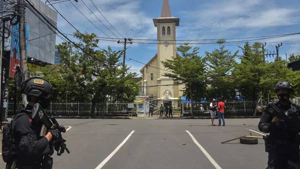 2 suicide bombers target Mass at Indonesia church several wounded 2 suicide bombers target Mass at Indonesia church several wounded