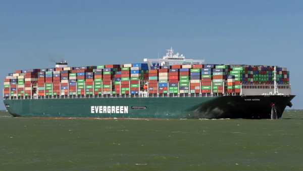 Sebuah kapal besar terdampar di seberang Terusan Suez .. Bahaya mempengaruhi perdagangan global!  |  Kapal Evergreen tertahan di tengah Terusan Suez Sebuah kapal besar terdampar di seberang Terusan Suez .. Bahaya mempengaruhi perdagangan global!  |  Kapal Evergreen tertahan di tengah Terusan Suez