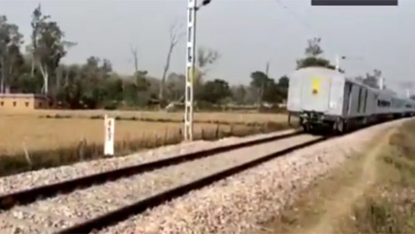 பிரேக் பிடிக்கல... திடீரென்று 20 கிலோமீட்டர் பின்னோக்கி சென்ற ரயில்... பயணிகள் பீதி.. வைரல் வீடியோ