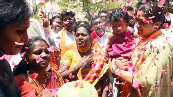 விளையாட்டு காட்டினார்