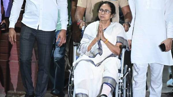 மம்தா காலில் அடிபட்டது