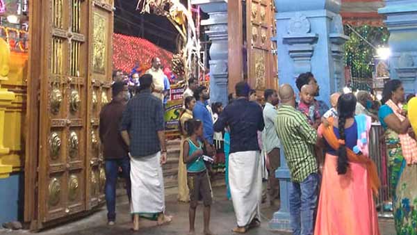 தலையில் சுமக்கும் பூசாரிகள்