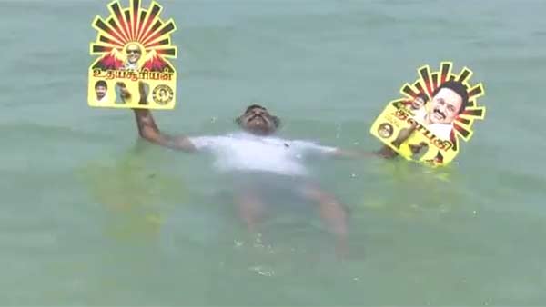 MDMK volunteers campaigned for 6 hours by floating in the Pamban Sea MDMK volunteers campaigned for 6 hours by floating in the Pamban Sea