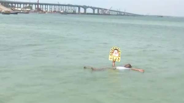 MDMK volunteers campaigned for 6 hours by floating in the Pamban Sea MDMK volunteers campaigned for 6 hours by floating in the Pamban Sea
