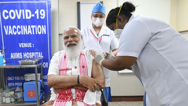 காலையிலேயே தடுப்பூசி போட்ட மோடி