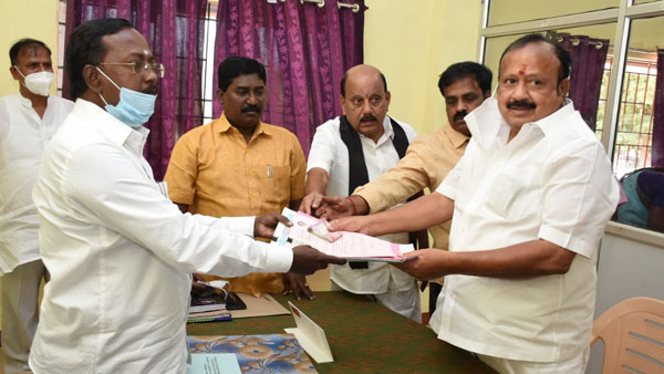 Mrk Panneerselvam who went in the ambassador car to file nomination Mrk Panneerselvam who went in the ambassador car to file nomination