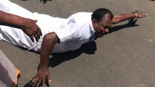 அதிமுகவினர் எதிர்ப்பு