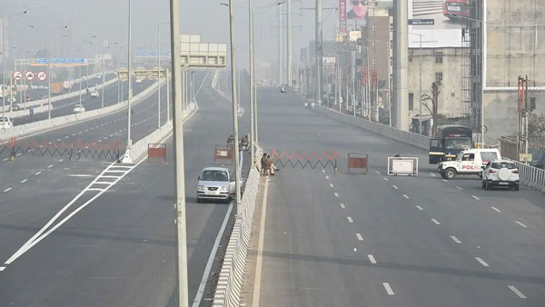Farmers protest: Delhi borders completely closed due to Bharath Bandh Farmers protest: Delhi borders completely closed due to Bharath Bandh