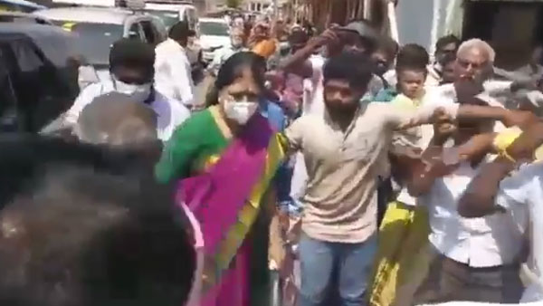 பேட்டரி காரில் சசி பயணம்