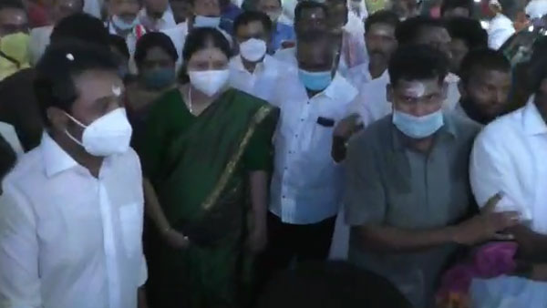 மீனாட்சி அம்மனை தரிசித்த சசிகலா