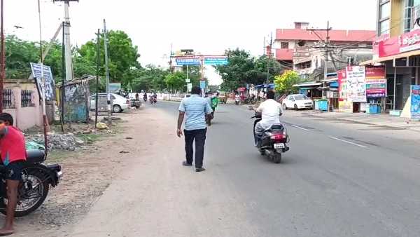 கன்னத்தை கடித்தார்