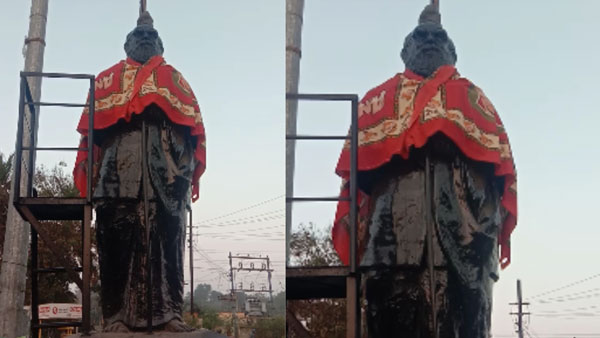 Saffron cloth on Periyar statue in Thanjavur Saffron cloth on Periyar statue in Thanjavur