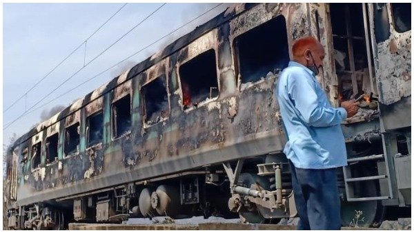 Fire breaks out on Sadhapati Express in Uttarakhand Fire breaks out on Sadhapati Express in Uttarakhand