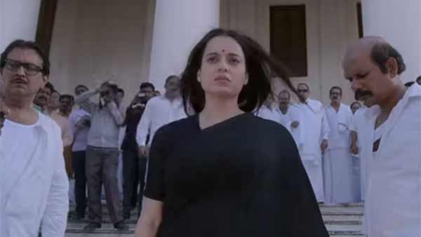 புடவை இழுப்பு காட்சி