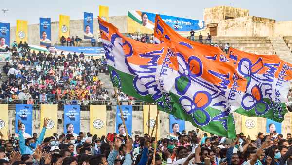 பின்னணியில் திரிணாமுல் காங்கிரஸ்