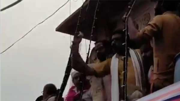 லட்டுகளை பிடிக்க போட்டாபோட்டி
