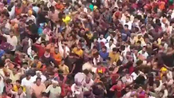 கோவிலில் திரண்ட மக்கள்