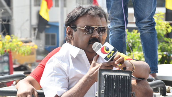 பிரச்சார வேனில் விஜயகாந்த்