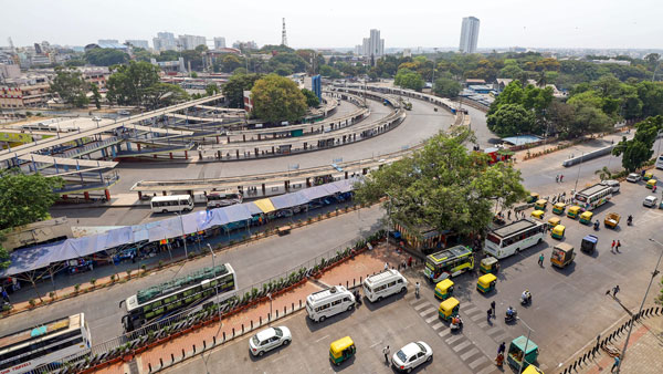 வெறிச்சோடிய சாலைகள்