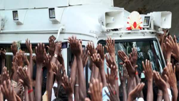 வெளியாட்கள் தங்கக் கூடாது