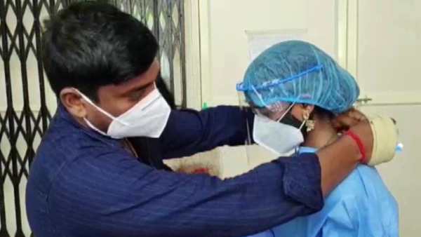 மணமகனுக்கு கொரோனா.. வார்டில் திருமணம்.. பட்டு புடவை, நகைகளுக்கு பதில் மணமகள் அணிந்த ஆடையால் நெகிழ்வு