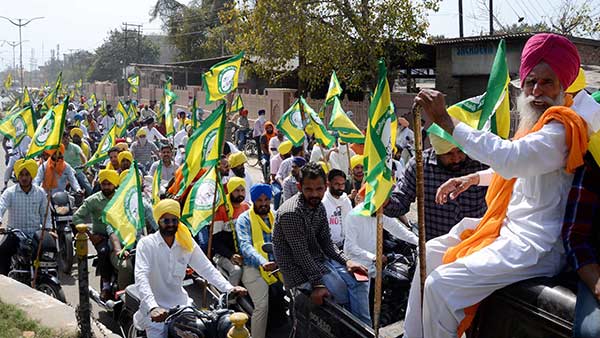 Delhi Farmers block expressways and warns government of intensifying protest Delhi Farmers block expressways and warns government of intensifying protest