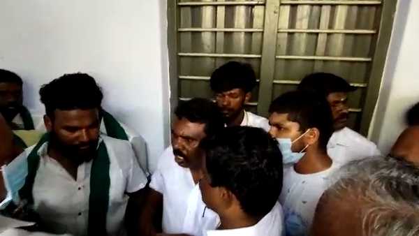 AIADMK man threatening the voters visiting polling stations in Karur AIADMK man threatening the voters visiting polling stations in Karur