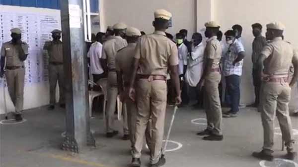 DMK AIADMK debate at the polling station in Karur: Police lathi charge DMK AIADMK debate at the polling station in Karur: Police lathi charge
