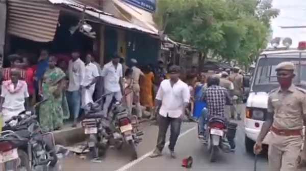 DMK AIADMK debate at the polling station in Karur: Police lathi charge DMK AIADMK debate at the polling station in Karur: Police lathi charge