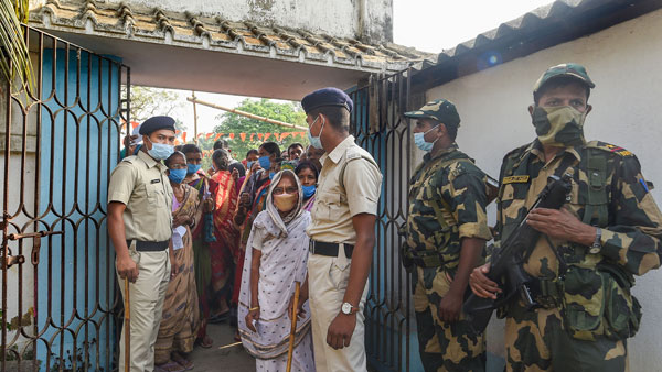 வாக்கு செலுத்திய அதிகாரி