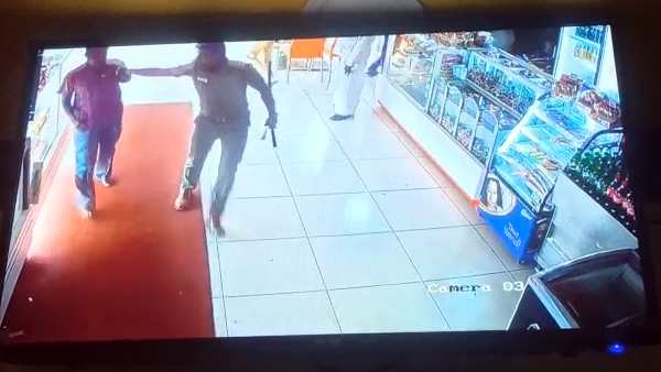 உள்ளே புகுந்து அடி